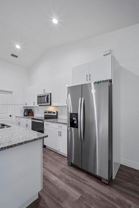 For Sale: $299,900 (3 beds, 2 baths, 1408 Square Feet)