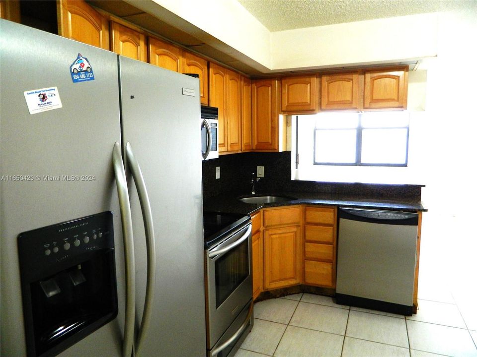 For Sale: $160,000 (1 beds, 1 baths, 990 Square Feet)