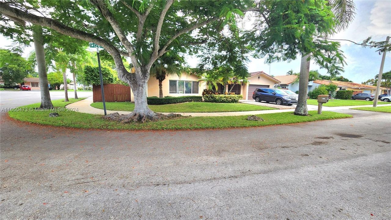 Active With Contract: $920,000 (4 beds, 3 baths, 2519 Square Feet)