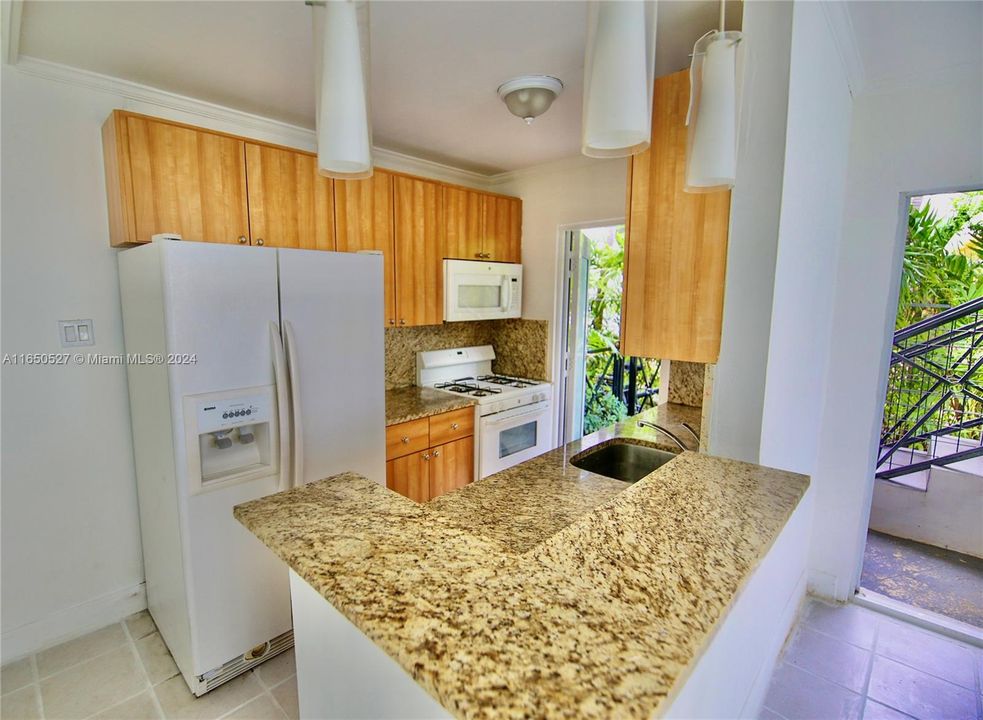 For Sale: $220,000 (1 beds, 1 baths, 588 Square Feet)