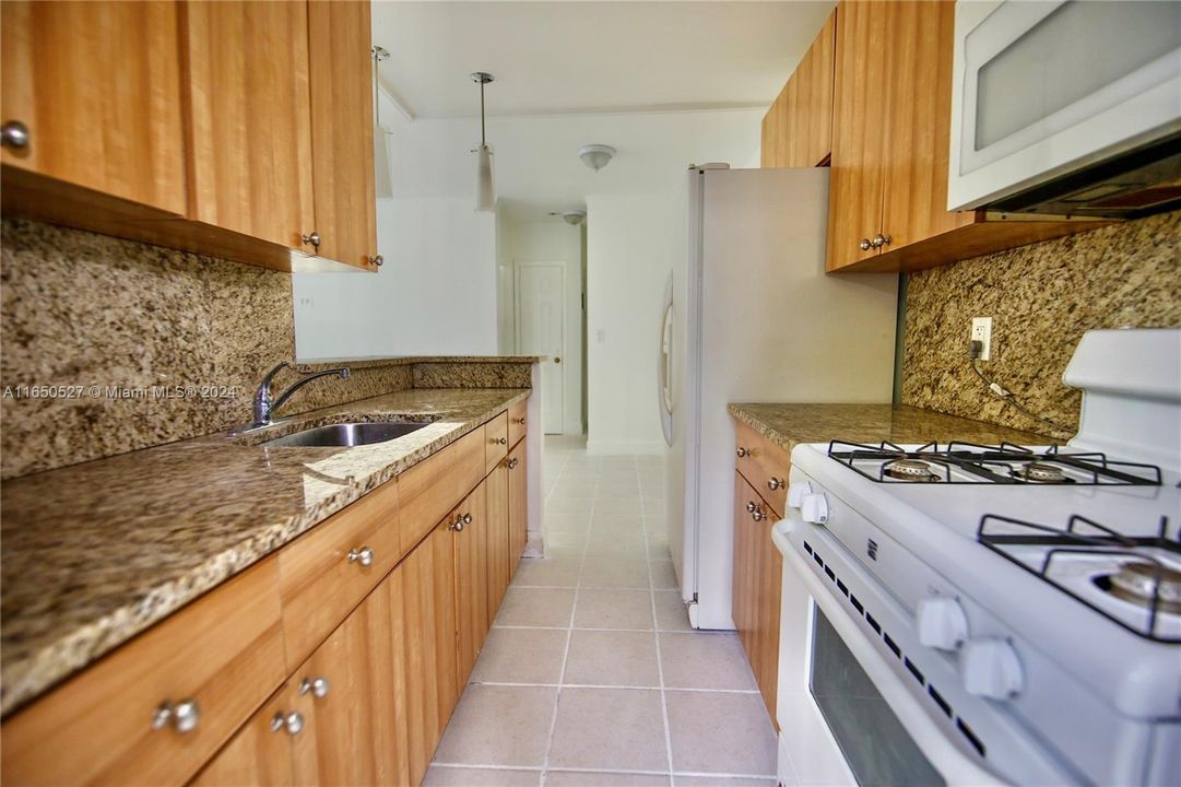 For Sale: $220,000 (1 beds, 1 baths, 588 Square Feet)