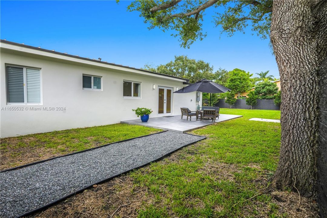 For Sale: $1,165,000 (3 beds, 2 baths, 1319 Square Feet)