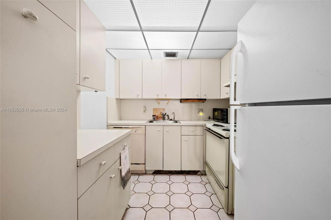 Active With Contract: $149,900 (2 beds, 2 baths, 1044 Square Feet)