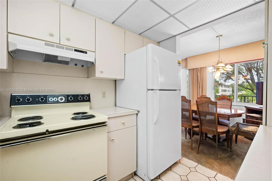 Active With Contract: $149,900 (2 beds, 2 baths, 1044 Square Feet)