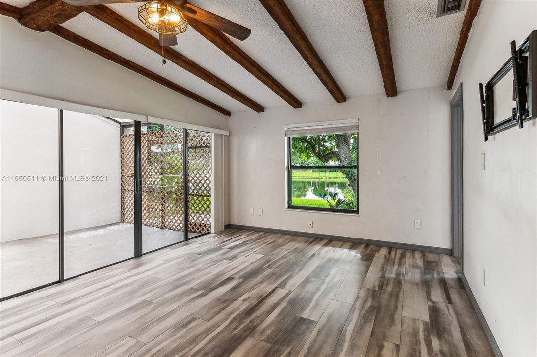 Недавно продано: $420,000 (2 спален, 3 ванн, 957 Квадратных фут)