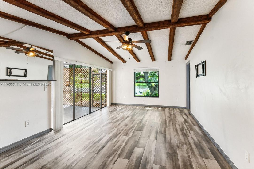 Недавно продано: $420,000 (2 спален, 3 ванн, 957 Квадратных фут)