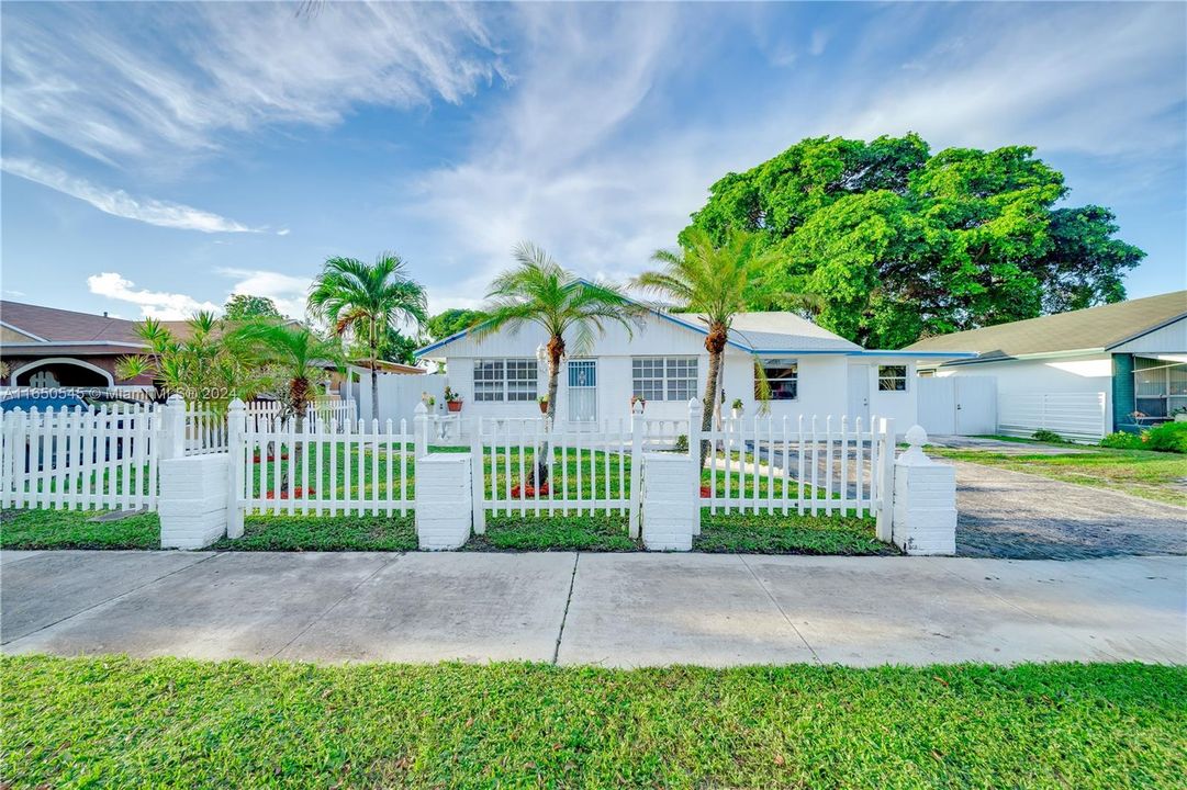 Recently Sold: $410,000 (4 beds, 1 baths, 1303 Square Feet)