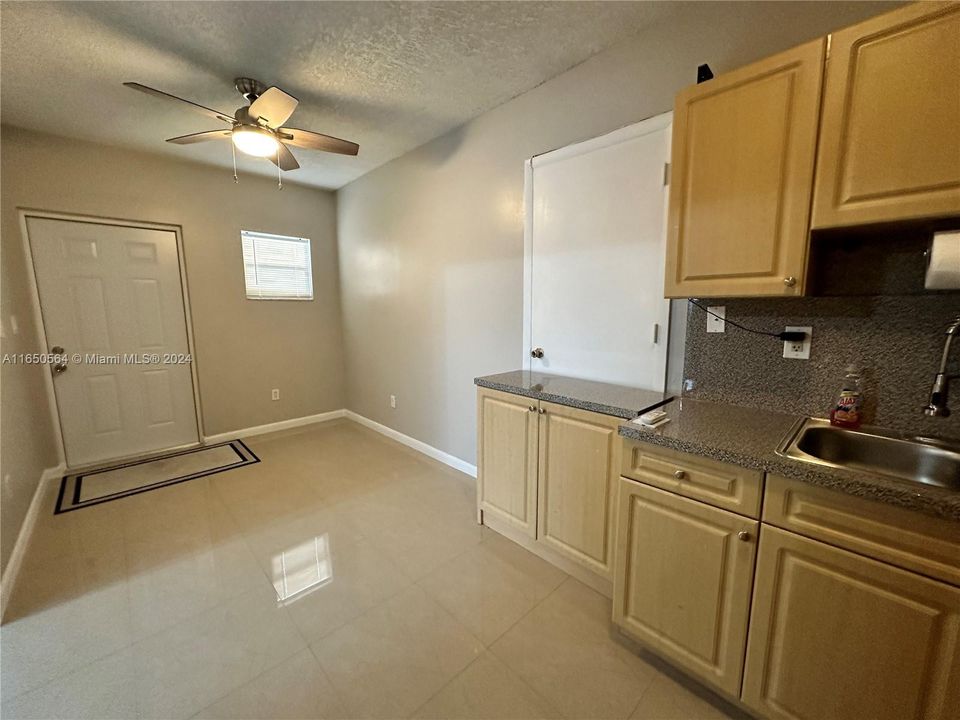 Active With Contract: $1,450 (1 beds, 1 baths, 400 Square Feet)