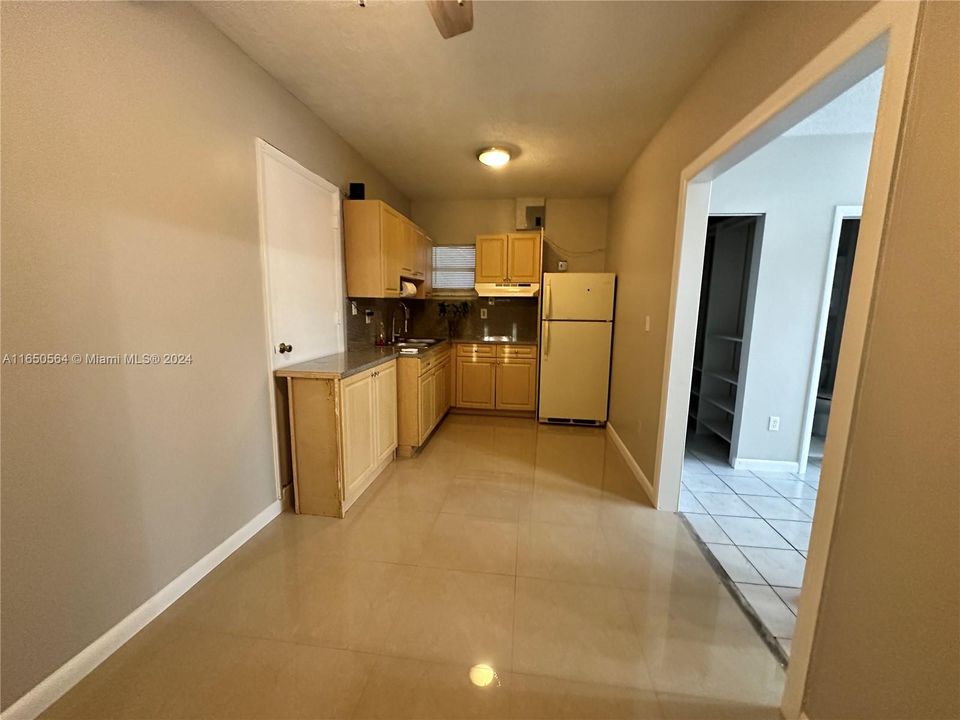 Active With Contract: $1,450 (1 beds, 1 baths, 400 Square Feet)