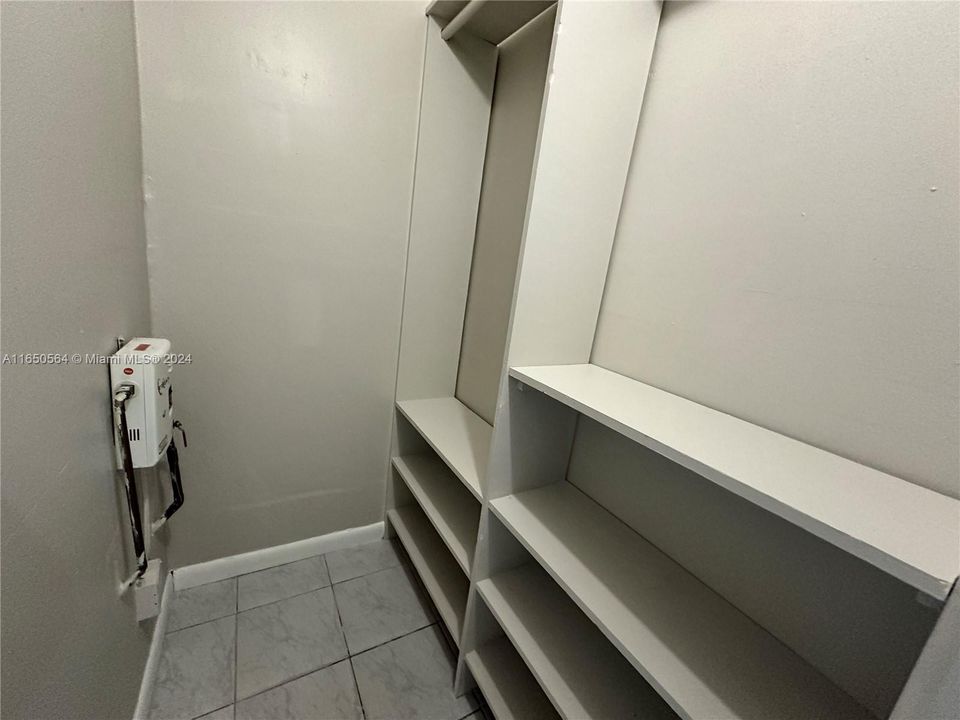 Active With Contract: $1,450 (1 beds, 1 baths, 400 Square Feet)