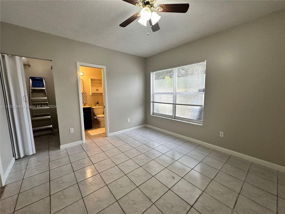 Active With Contract: $1,450 (1 beds, 1 baths, 400 Square Feet)