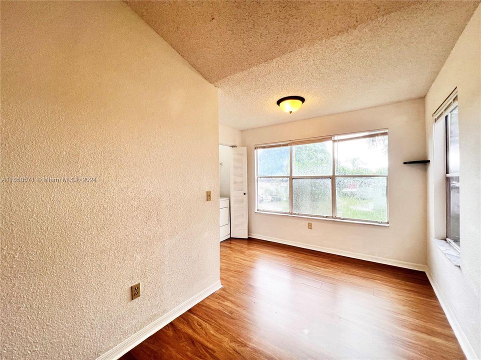 For Rent: $1,600 (1 beds, 1 baths, 726 Square Feet)