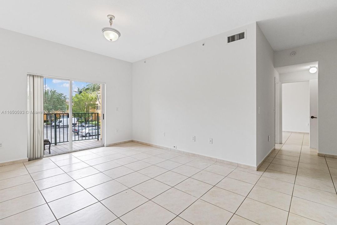 Active With Contract: $370,000 (2 beds, 2 baths, 870 Square Feet)