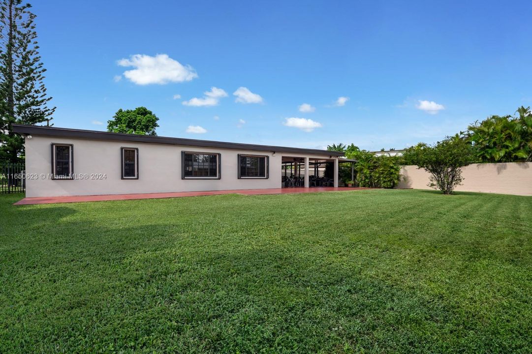 For Sale: $699,900 (3 beds, 2 baths, 1937 Square Feet)