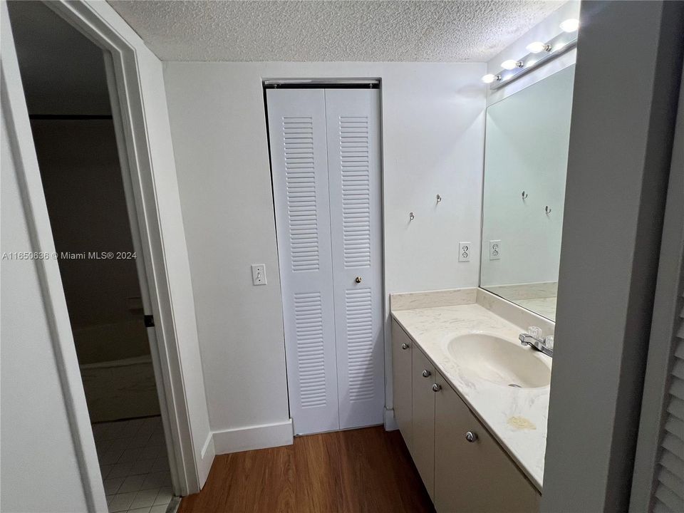 For Rent: $2,300 (2 beds, 2 baths, 939 Square Feet)