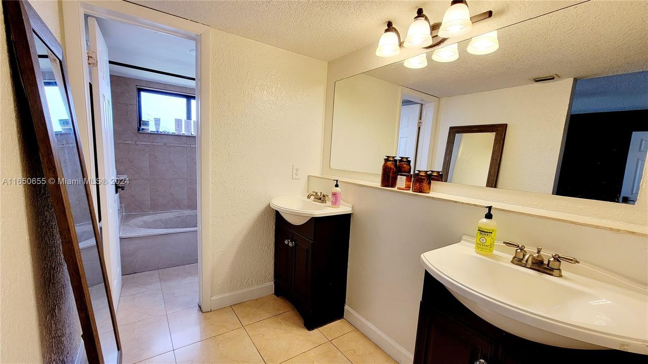 For Sale: $375,000 (2 beds, 2 baths, 1147 Square Feet)