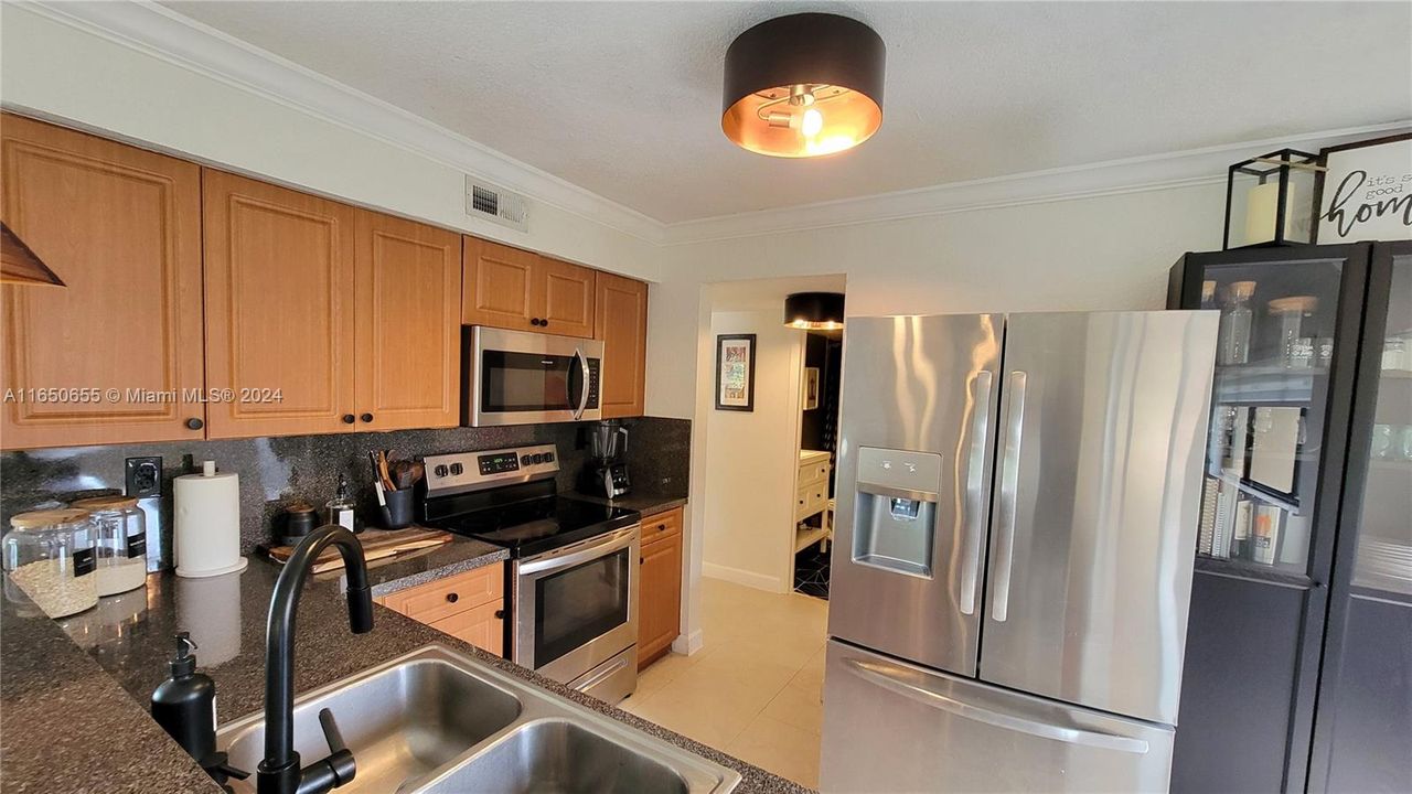 For Sale: $375,000 (2 beds, 2 baths, 1147 Square Feet)