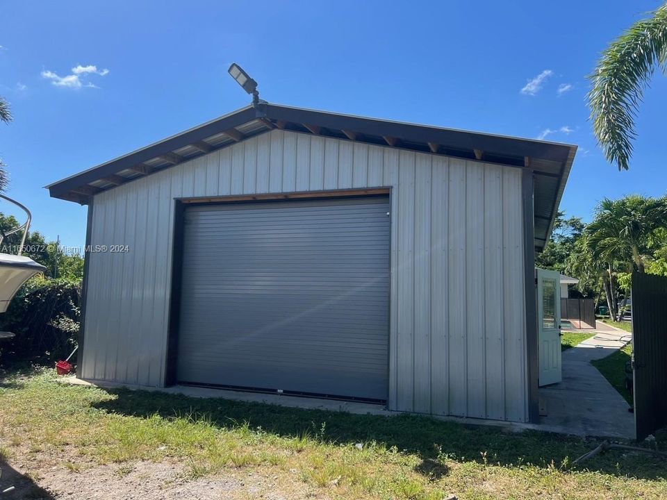 workhop/ detached garage would make a great gym if thats your thing..