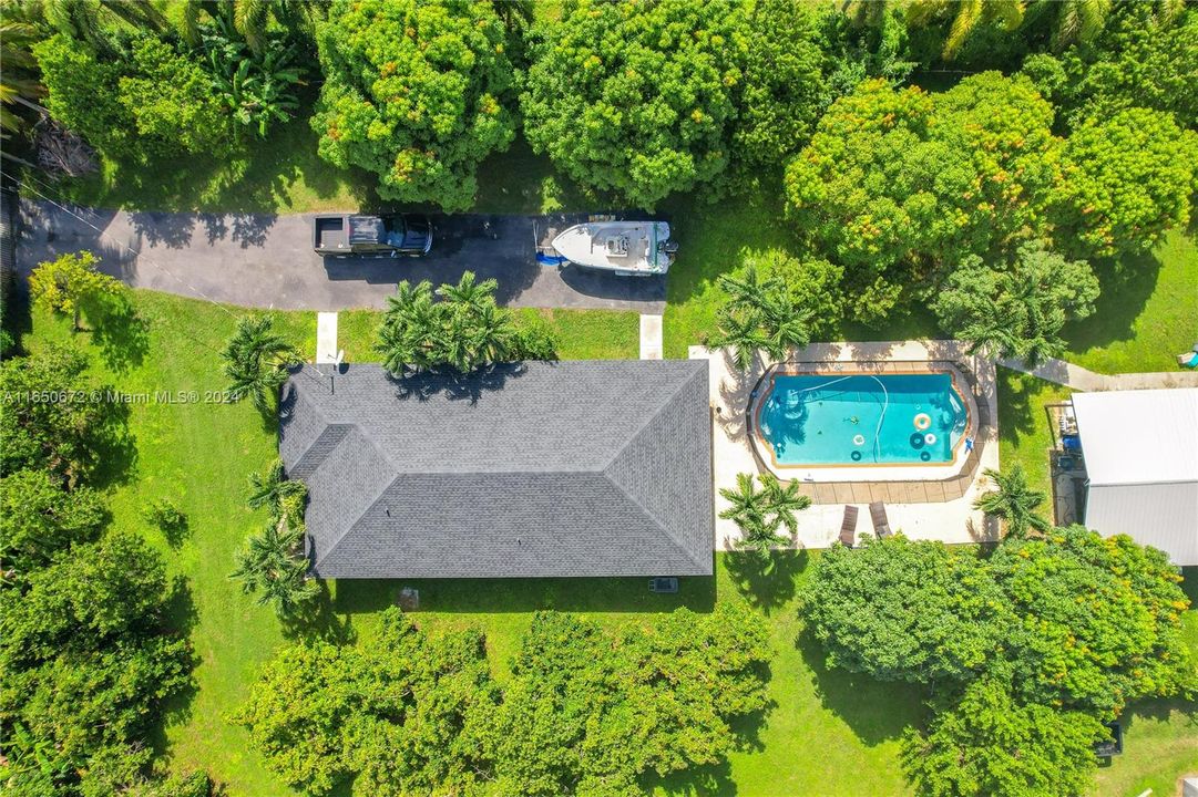 3/2 POOL HOME UPDATED ON 1+ AC LOT. 2 ENTRANCES