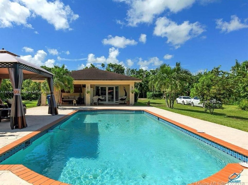 3/2 POOL HOME UPDATED ON 1+ AC LOT. 2 ENTRANCES