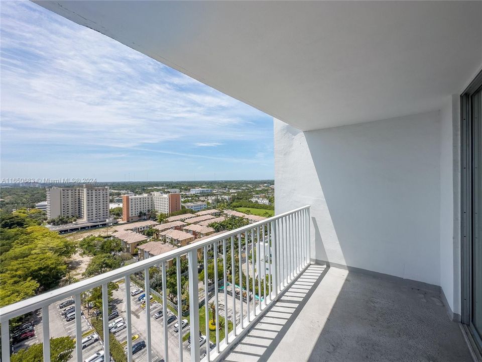 Active With Contract: $2,900 (2 beds, 2 baths, 1220 Square Feet)