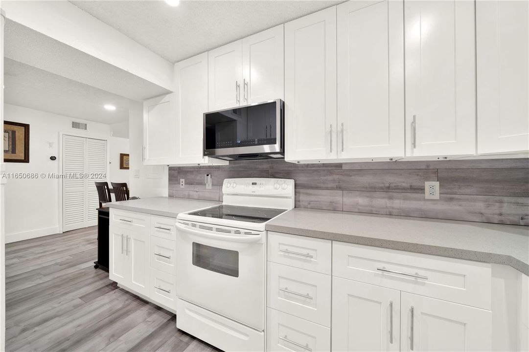 For Sale: $255,000 (1 beds, 1 baths, 747 Square Feet)