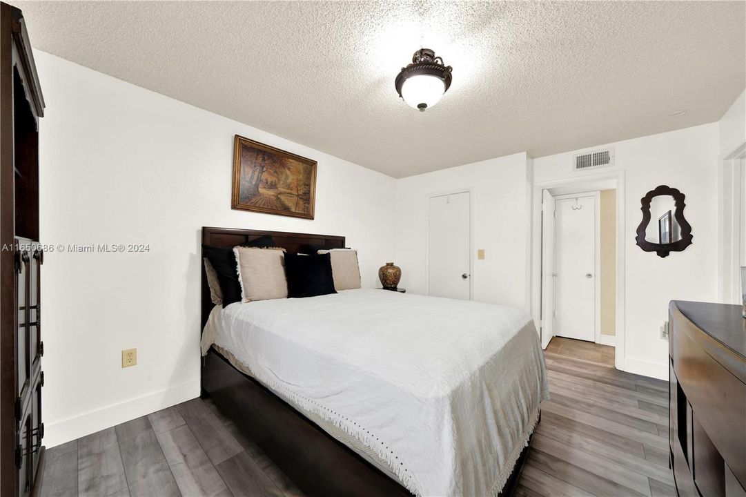 For Sale: $255,000 (1 beds, 1 baths, 747 Square Feet)