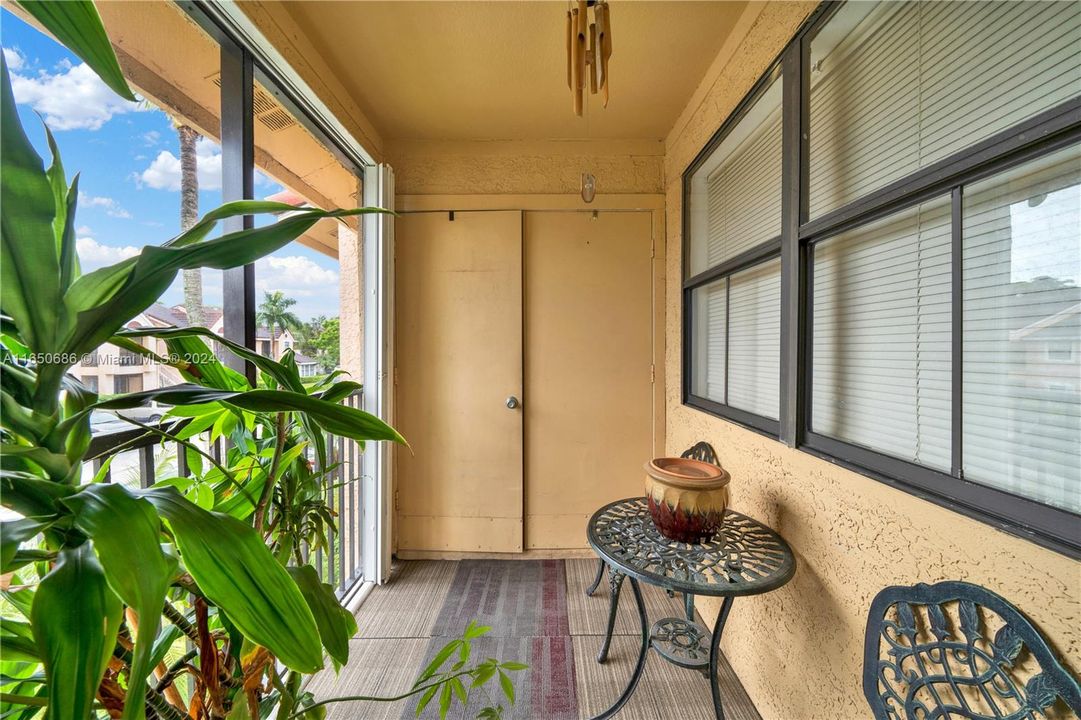 For Sale: $255,000 (1 beds, 1 baths, 747 Square Feet)