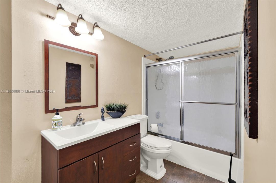 For Sale: $255,000 (1 beds, 1 baths, 747 Square Feet)