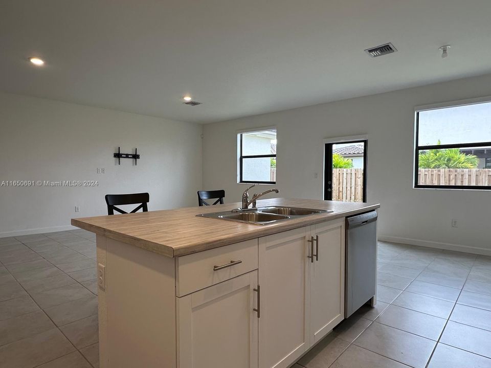 Active With Contract: $3,300 (4 beds, 2 baths, 2974 Square Feet)