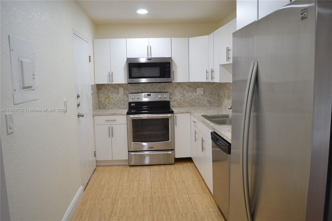 Active With Contract: $2,500 (2 beds, 2 baths, 1262 Square Feet)