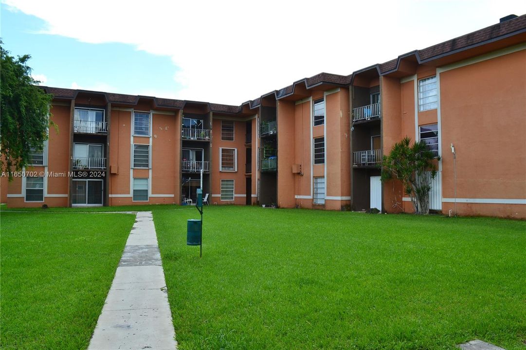 Active With Contract: $2,500 (2 beds, 2 baths, 1262 Square Feet)