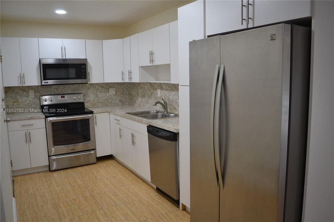 Active With Contract: $2,500 (2 beds, 2 baths, 1262 Square Feet)