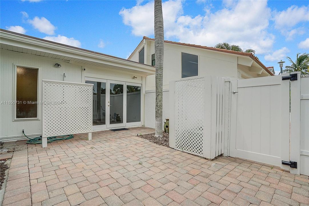 For Sale: $2,000,000 (3 beds, 3 baths, 1926 Square Feet)