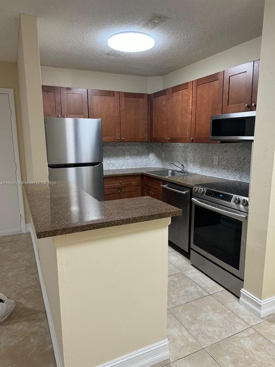 Active With Contract: $2,200 (2 beds, 2 baths, 926 Square Feet)