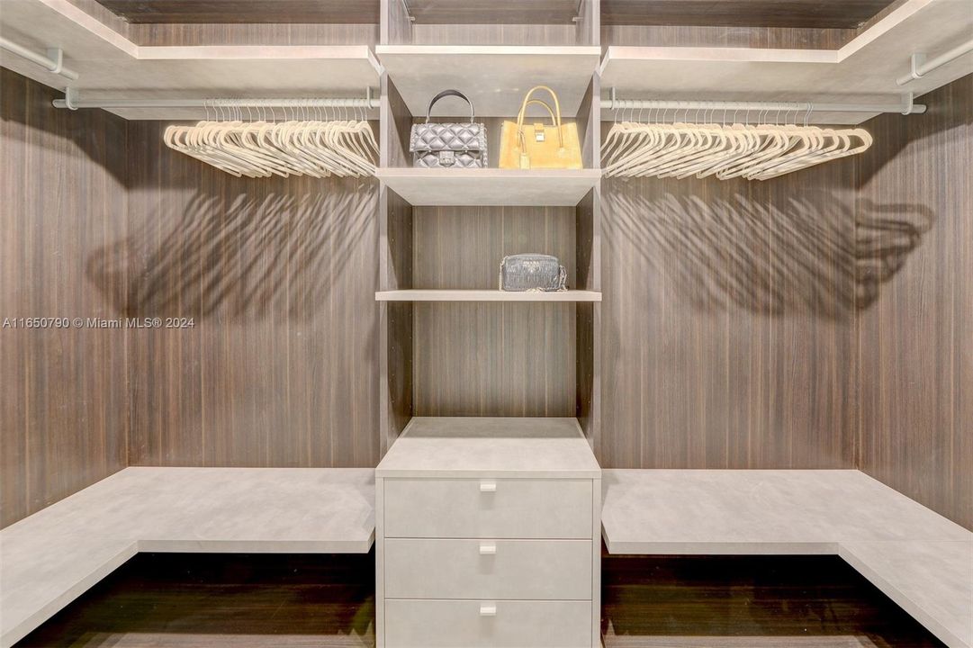 Recently Rented: $7,800 (3 beds, 3 baths, 1450 Square Feet)