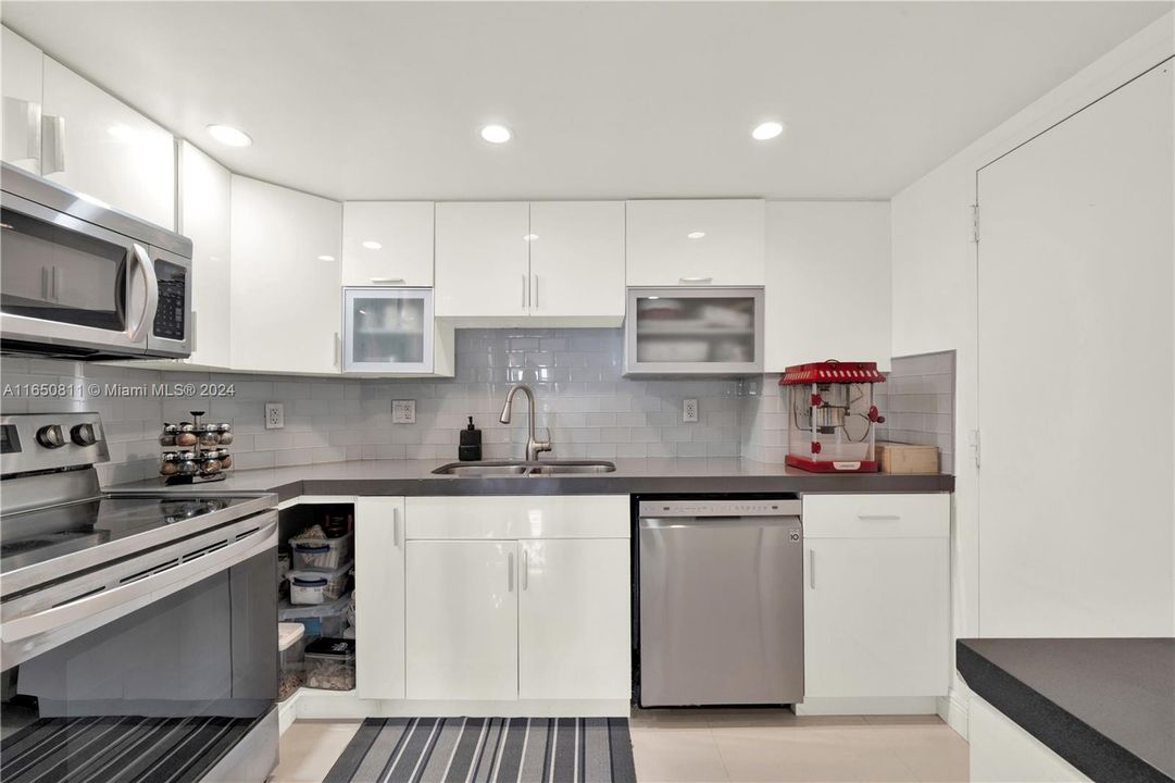 For Sale: $499,000 (2 beds, 2 baths, 1350 Square Feet)