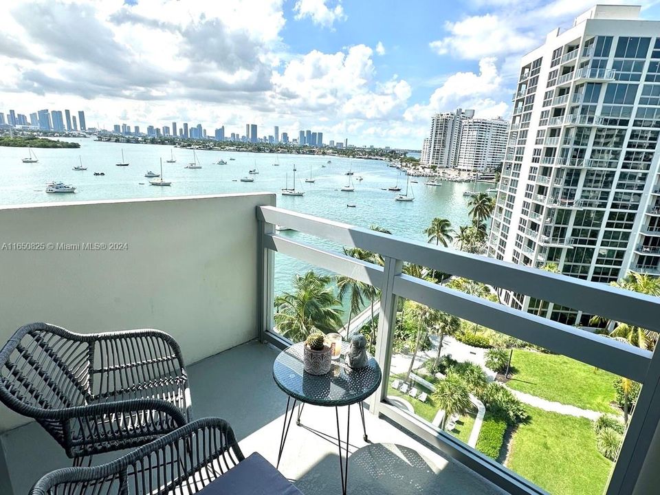 For Sale: $595,000 (1 beds, 1 baths, 1027 Square Feet)