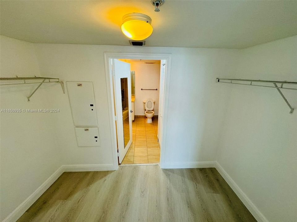 For Sale: $399,000 (1 beds, 1 baths, 821 Square Feet)