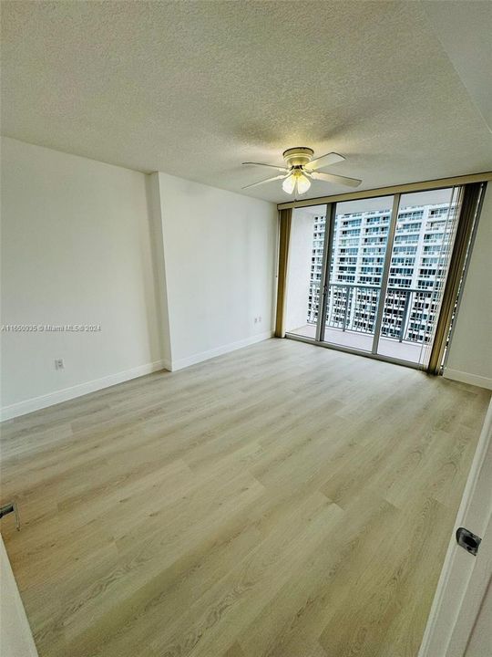 For Sale: $399,000 (1 beds, 1 baths, 821 Square Feet)