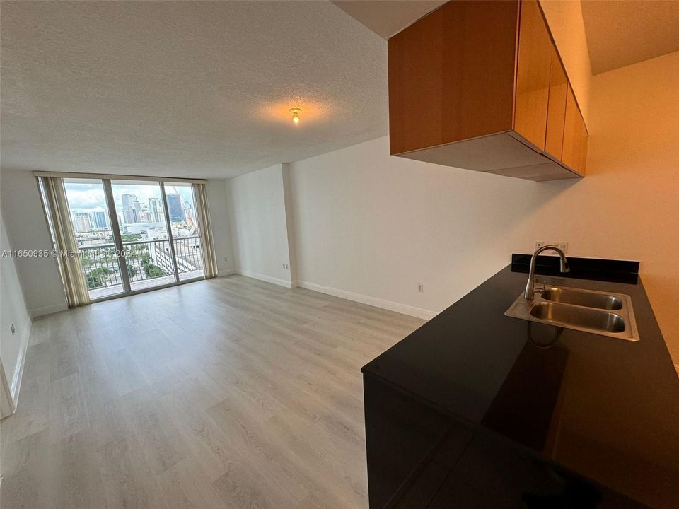 For Sale: $399,000 (1 beds, 1 baths, 821 Square Feet)