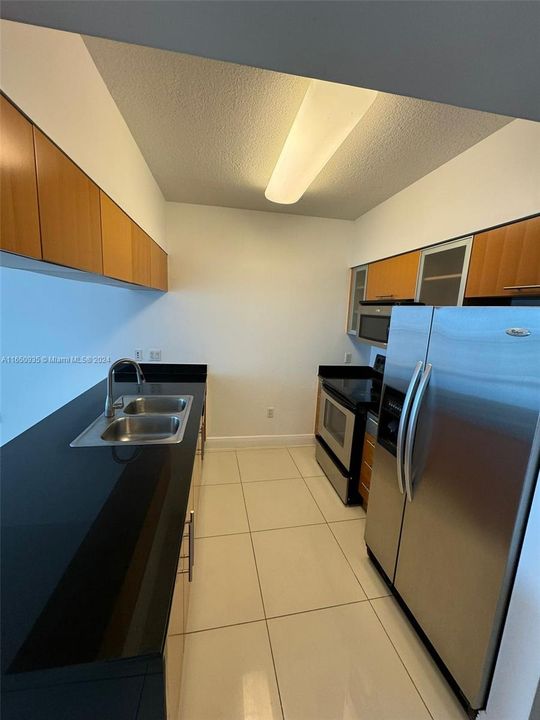 For Sale: $399,000 (1 beds, 1 baths, 821 Square Feet)