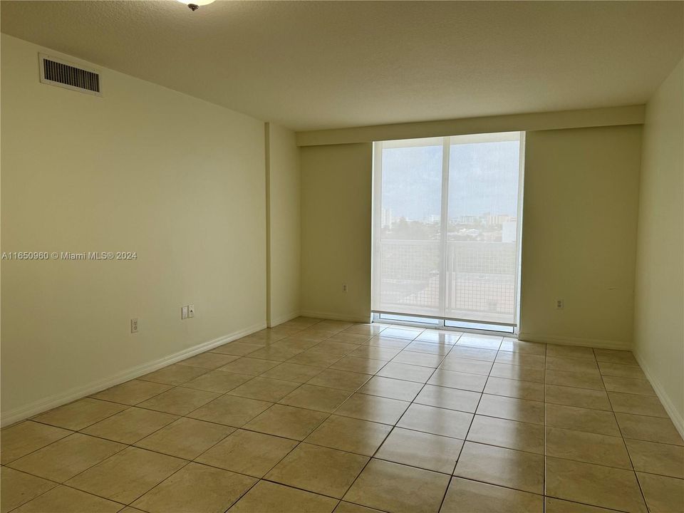 For Rent: $2,700 (2 beds, 2 baths, 893 Square Feet)