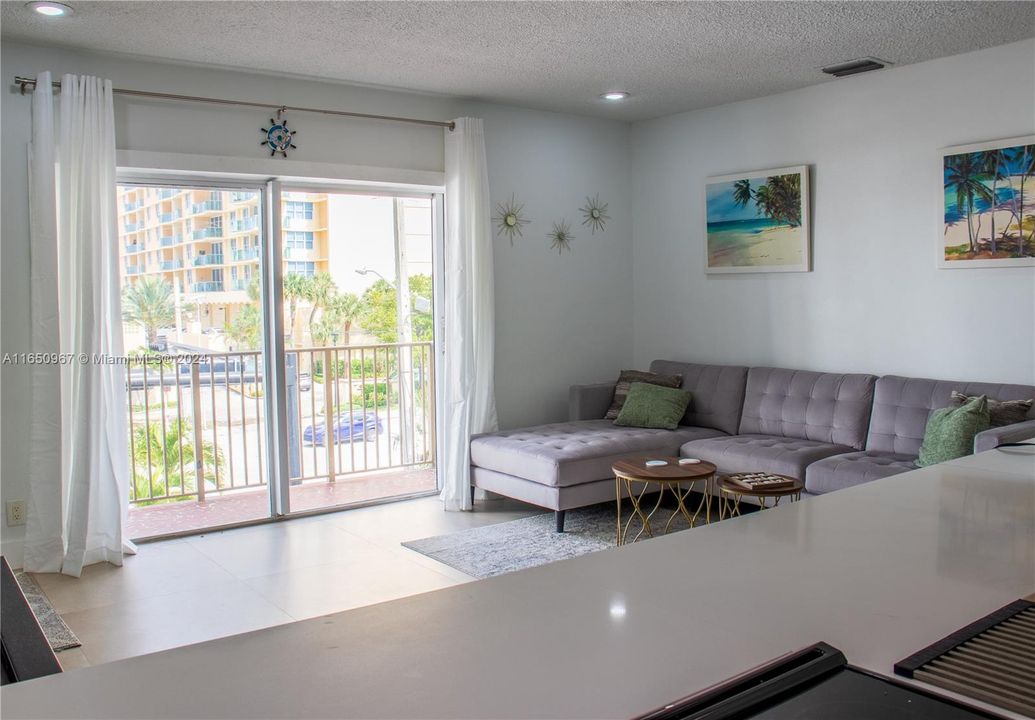 Active With Contract: $275,000 (1 beds, 1 baths, 750 Square Feet)