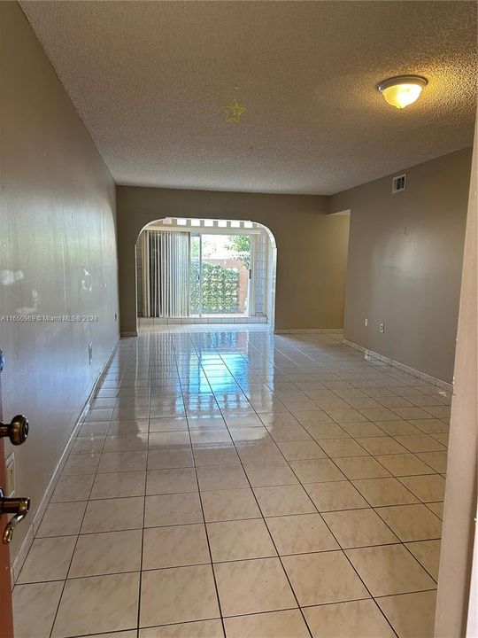 Active With Contract: $2,400 (2 beds, 2 baths, 1000 Square Feet)