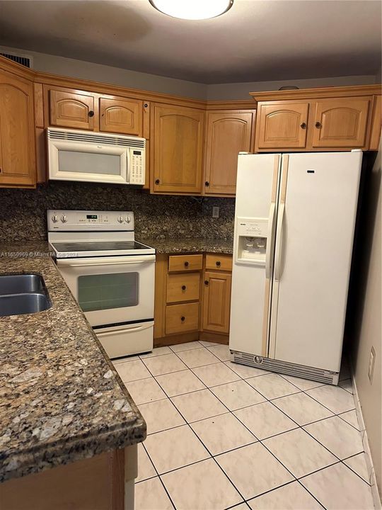 Active With Contract: $2,400 (2 beds, 2 baths, 1000 Square Feet)