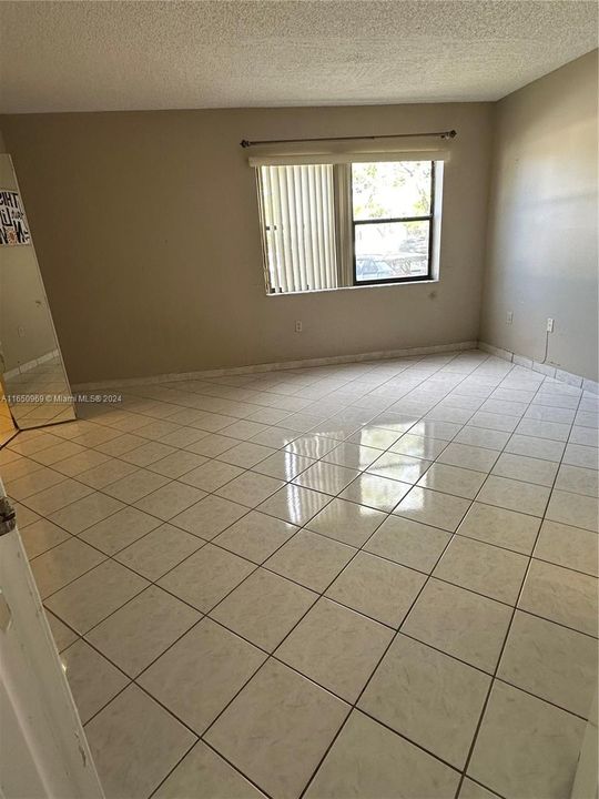 Active With Contract: $2,400 (2 beds, 2 baths, 1000 Square Feet)