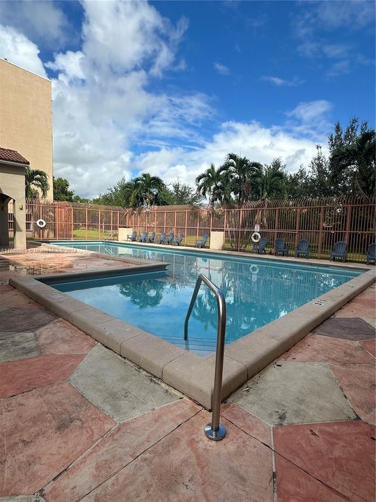 Active With Contract: $2,400 (2 beds, 2 baths, 1000 Square Feet)