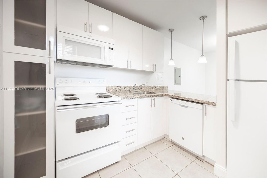 Active With Contract: $254,440 (1 beds, 1 baths, 750 Square Feet)