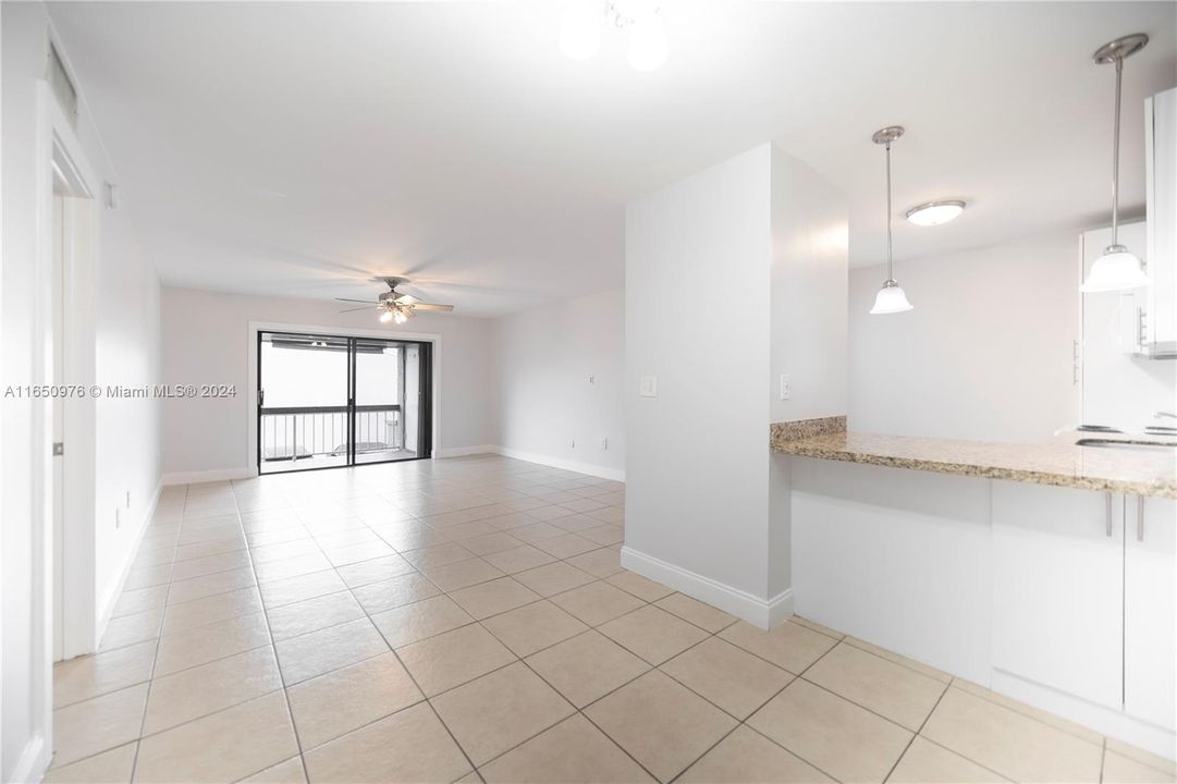 Active With Contract: $254,440 (1 beds, 1 baths, 750 Square Feet)